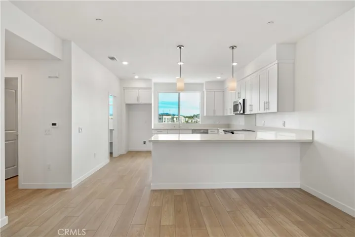 Large Kitchen w/Peninsula Island and Pendant Lightng