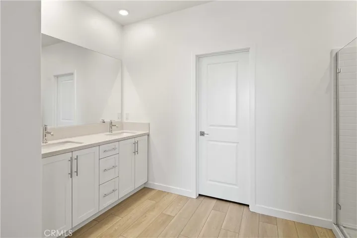 Primary Suite En-suite Bathroom w/dual vanity
