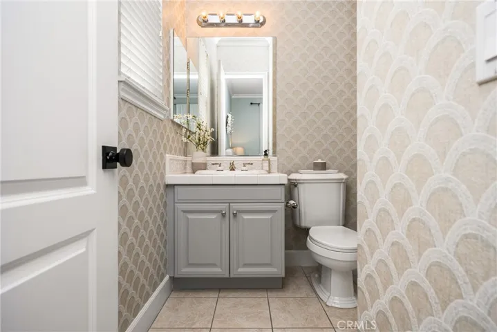 Main floor en-suite bath