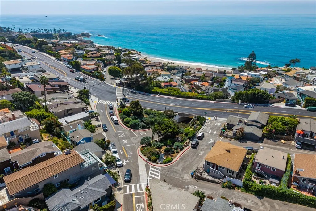 Path to Victoria Beach under Pacific Coast Highway