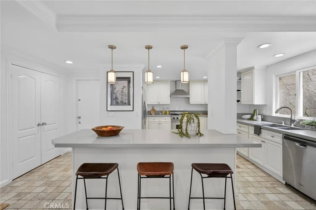 Kitchen with breakfast bar