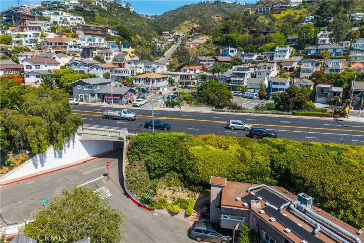 Path to Victoria Beach under Pacific Coast Highway