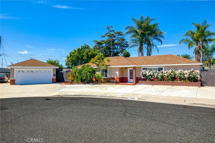 Huge driveway with plenty parkings