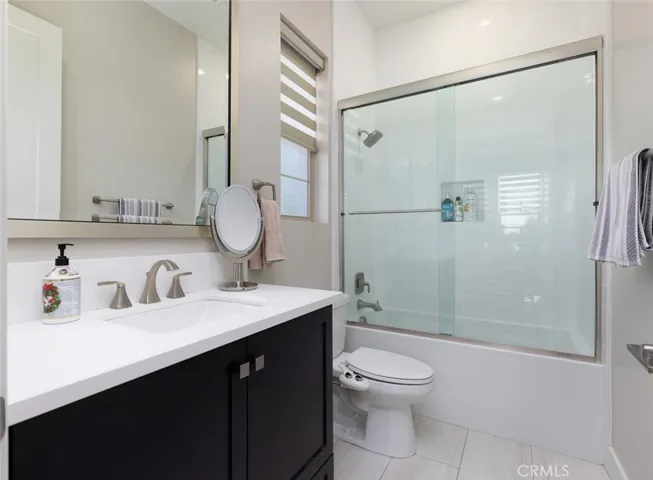 1ft Floor Full Bathroom