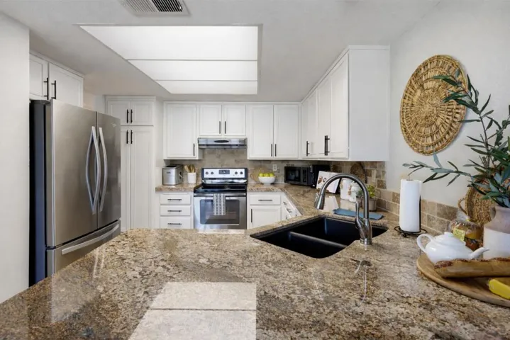 Modern bright kitchen with granite islan