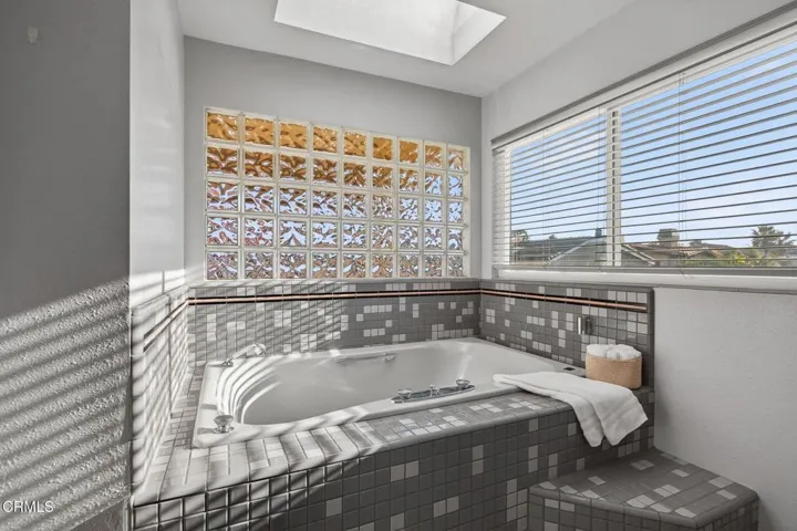36-web-or-mls-UpmarketMedia-5114Mar-095