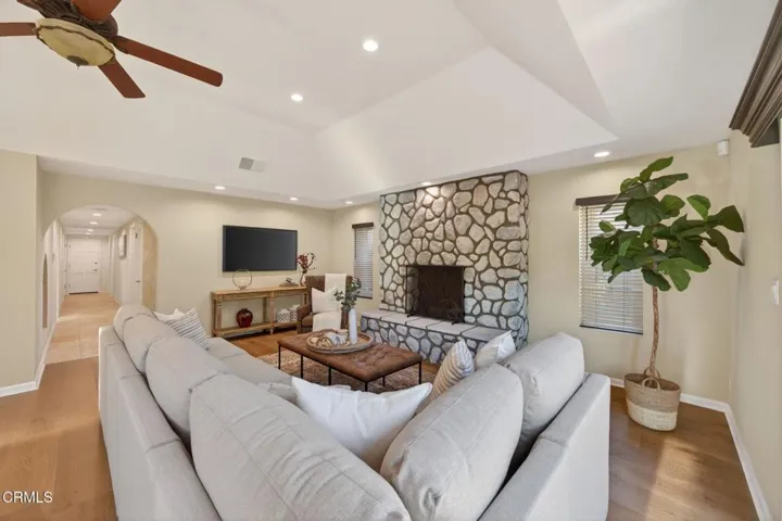 14-web-or-mls-UpmarketMedia-5114Mar-032