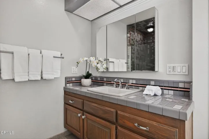 37-web-or-mls-UpmarketMedia-5114Mar-097