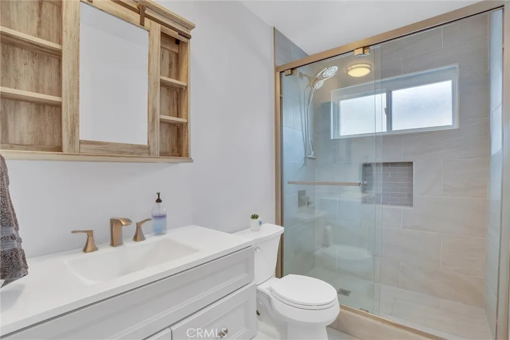 Hallway Bathroom (remodeled recently)