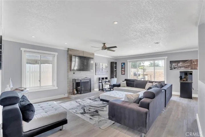 Livingroom with lots of Sunshine