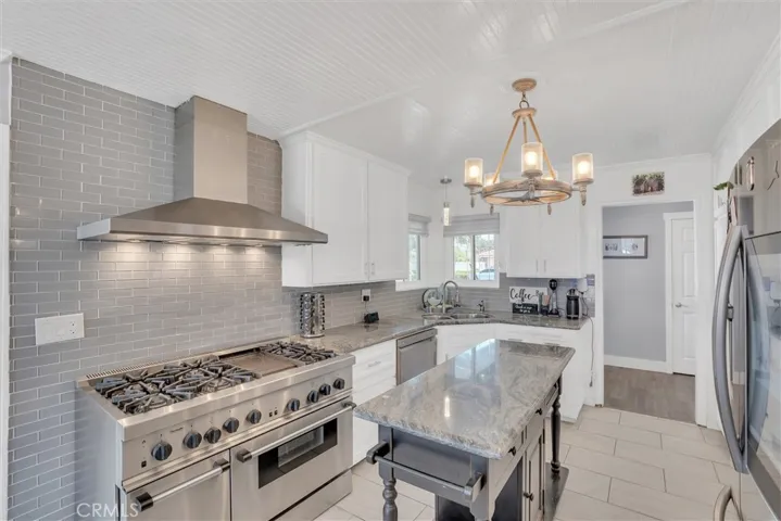 And check out all of the counter space, HELLO!