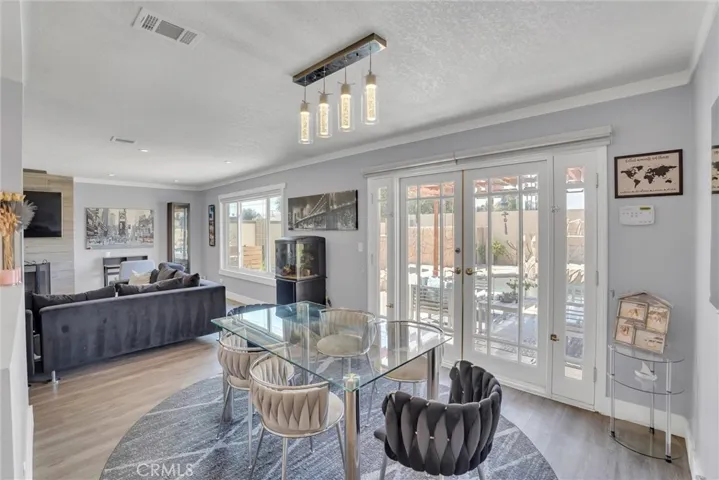 Livingroom/Dinning Area