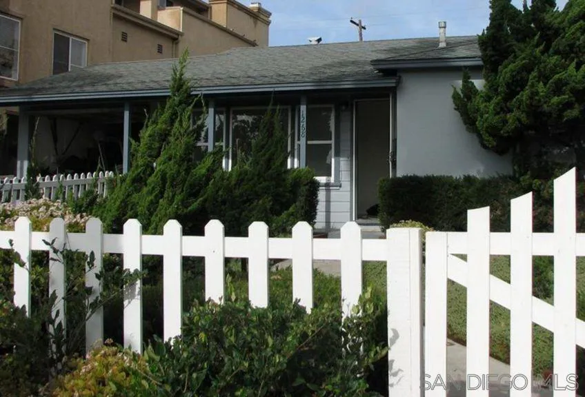 1268 Grand