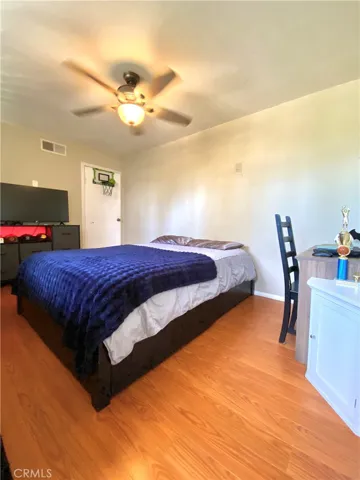 The loft features a small area with a desk, a cabinet and a walk-in wardrobe.