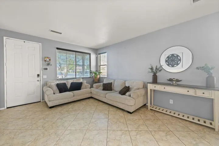 7-web-or-mls-07_46450_Calle_Raphael7