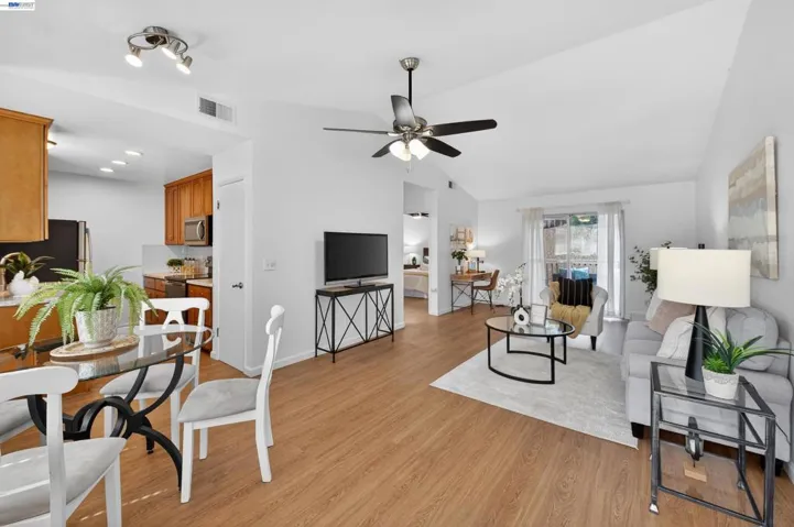 Vaulted ceilings. central air