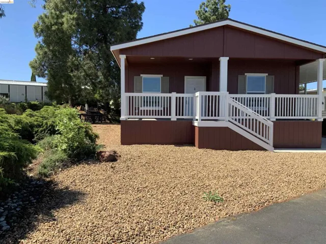 Manufactured / mobile home featuring a porch