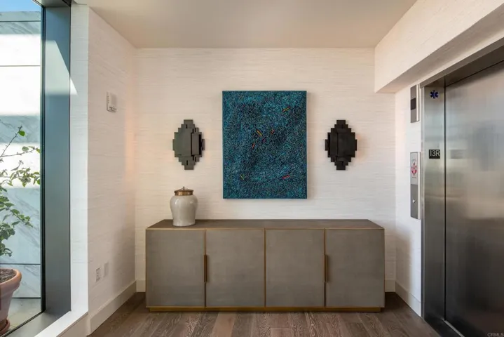 Private elevator foyer for 1304