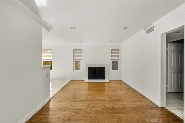 Family room w/fireplace