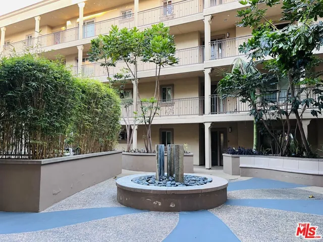 La Playa Court