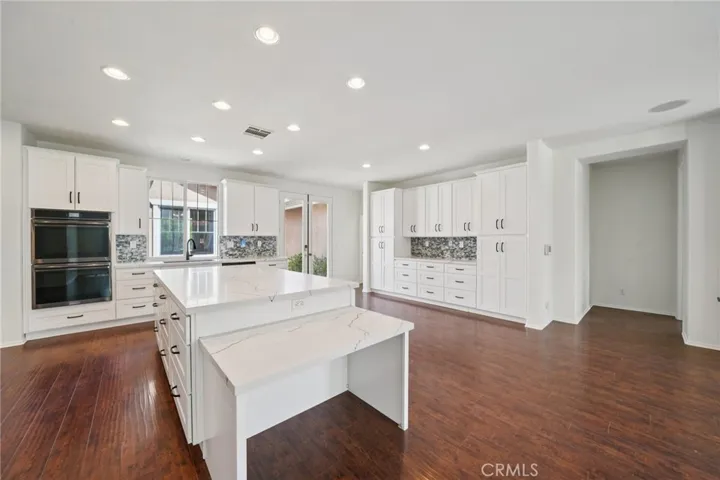 Large island perfect for gathering and entertaining