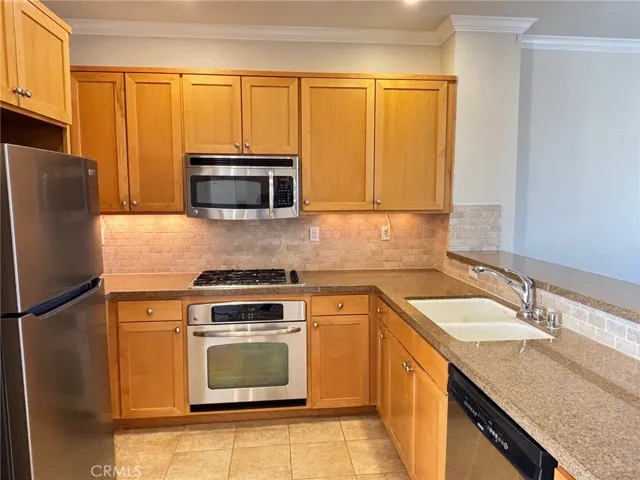 Pretty kitchen with granite counters