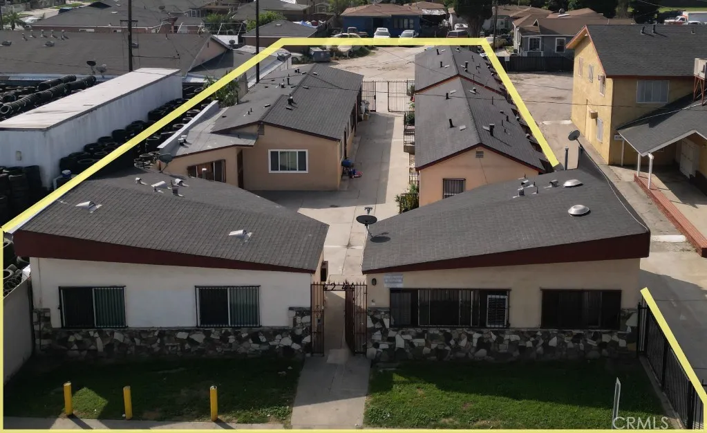 4244 E Compton