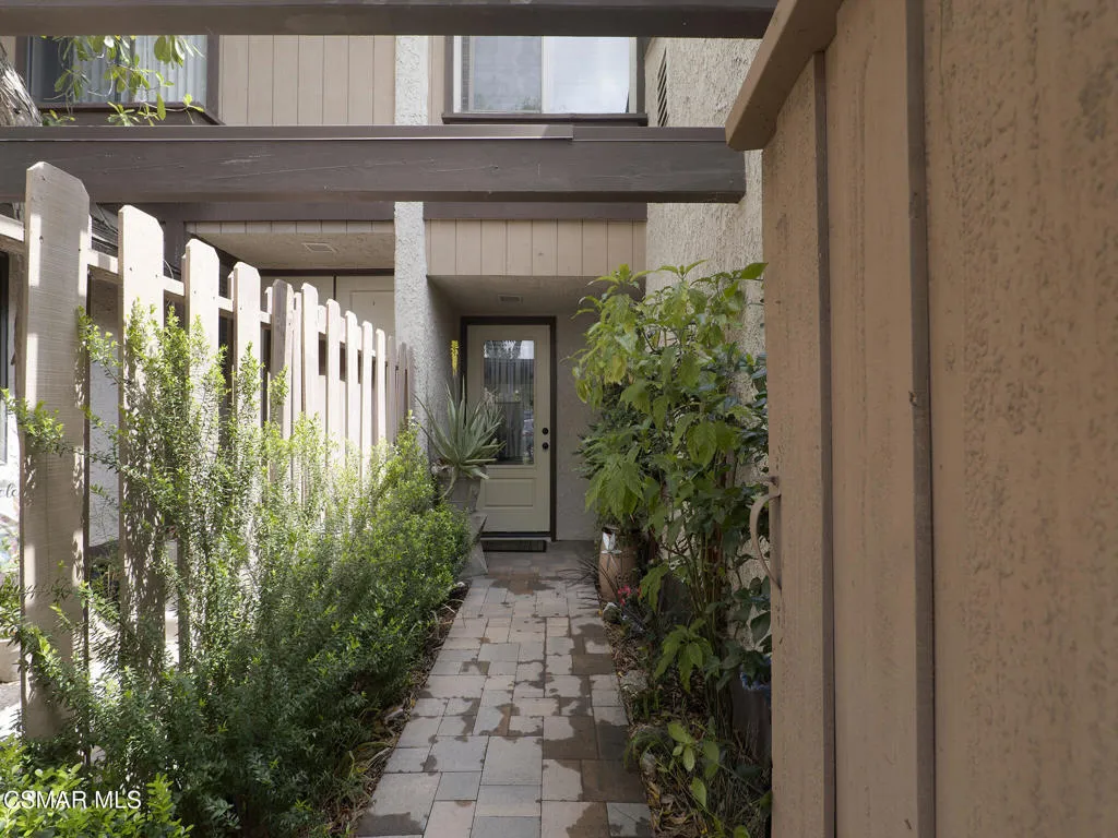 24829 Apple St #E, Santa Clarita