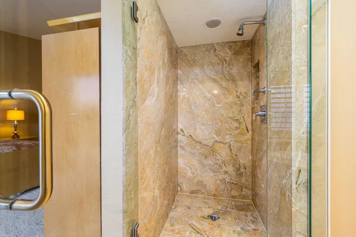 37-web-or-mls-LS_117DesertFallsCir (34)