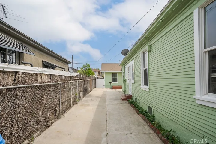 Side yard with the entrance to the Junior ADU