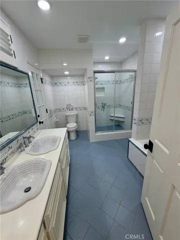 Master bath w/lg. shower & 2 sinks