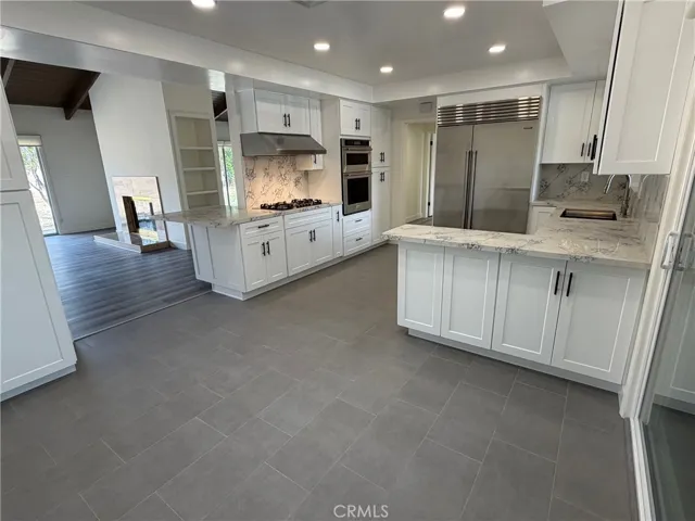 Eat-in kitchen! new Stainless appliances. Bertazzoni cooktop! Quarz counters