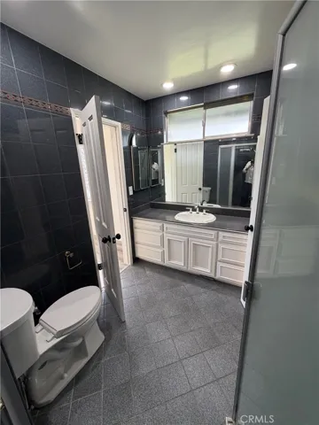 Good sized Jack and Jill bathroom