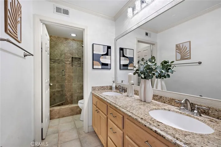Upper Hallway Shower/Toilet