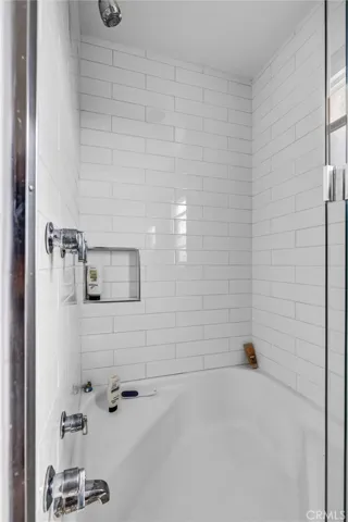 Main Bathroom shower/tub
