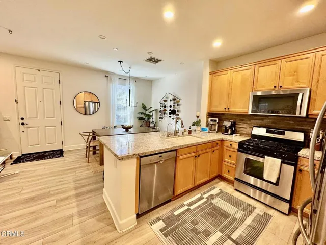 4. Kitchen Dining b