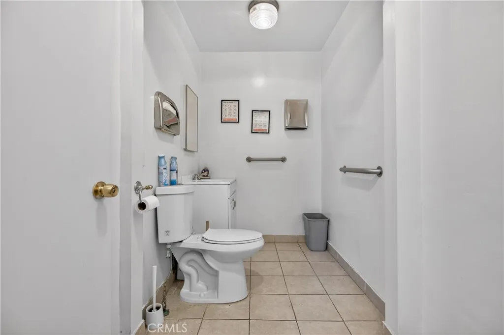 LARGE RESTROOM