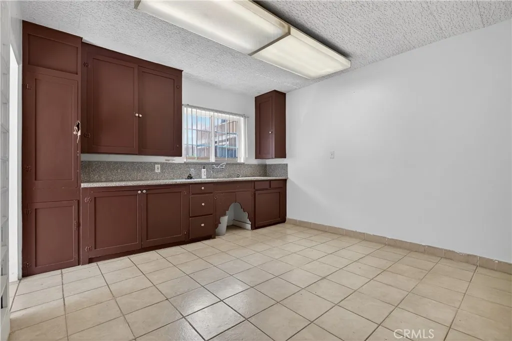 OPEN PLAN PRIVATE KITCHEN AT BACK OF THE BUILDING WITH ACCESS TO BACK YORD.