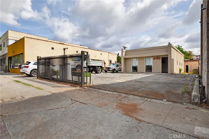 DRIVE WAY FROM STREET