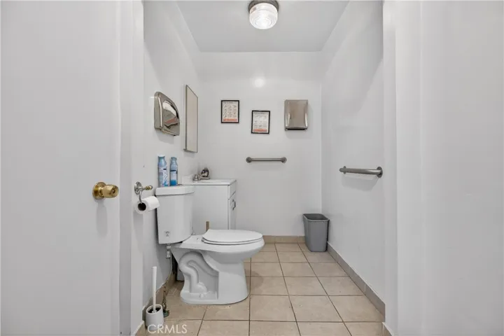 LARGE RESTROOM
