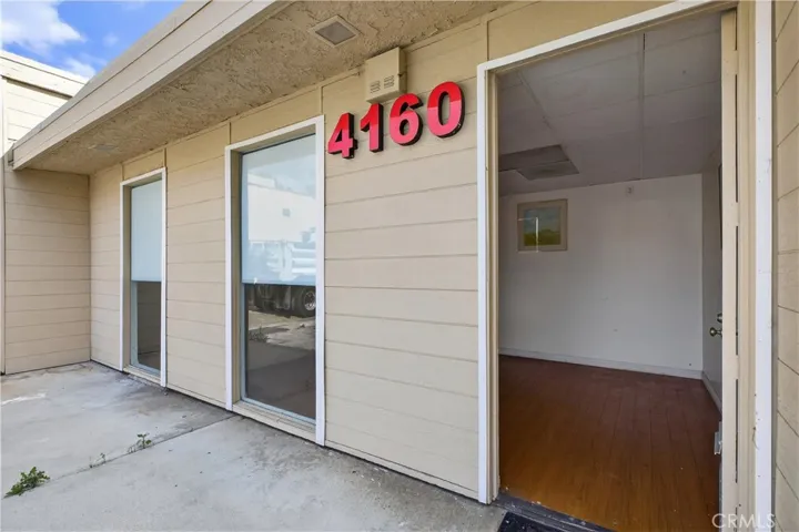 MAIN ENTRANCE WITH RECEPTION AREA