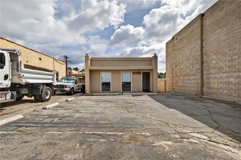 FRONT OF THE BUILDING WITH CONVENIENT PARKING