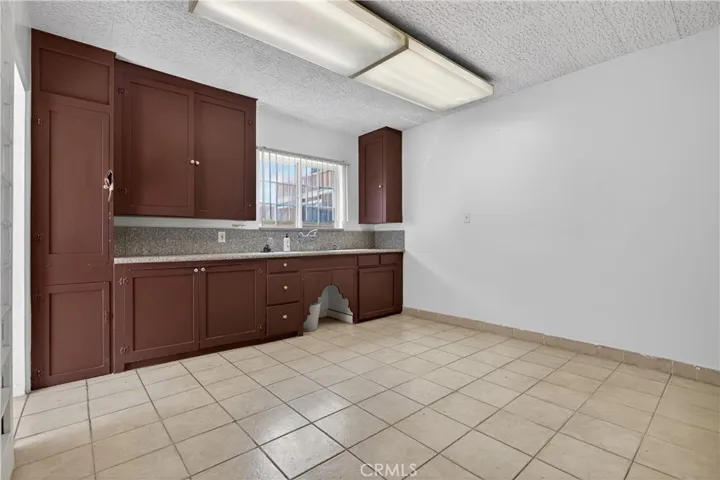 OPEN PLAN PRIVATE KITCHEN AT BACK OF THE BUILDING WITH ACCESS TO BACK YORD.