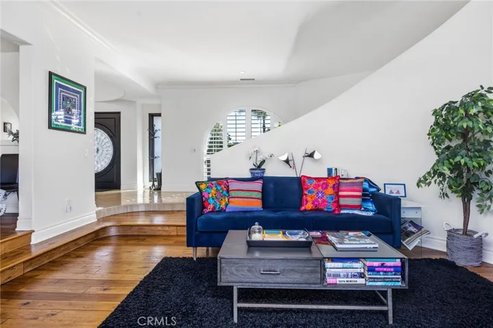 sitting room open to backyard