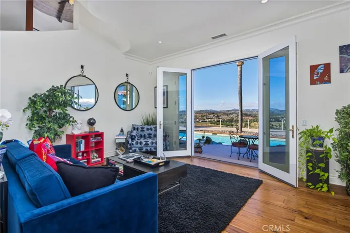 sitting room open to backyard