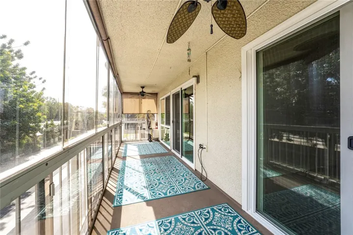 Enclosed patio make extra living space.... great for and Artist, office, family room or?  Has blinds an windows open