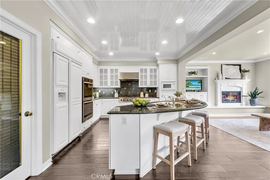 Kitchen w/ a Walk-in Pantry
