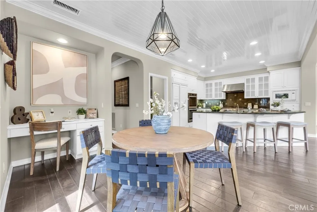 Breakfast Nook & Built-in Desk
