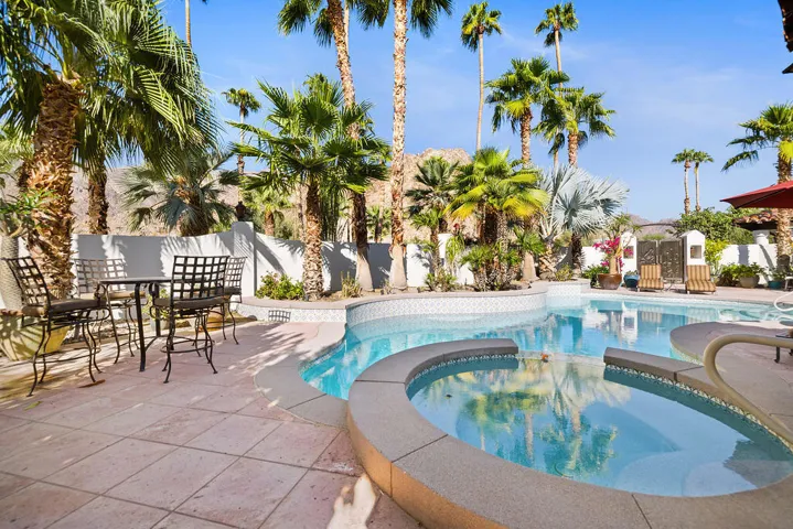 Huge Pool & Spa