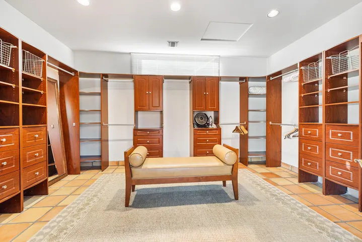 Super Hyge Primary Closet